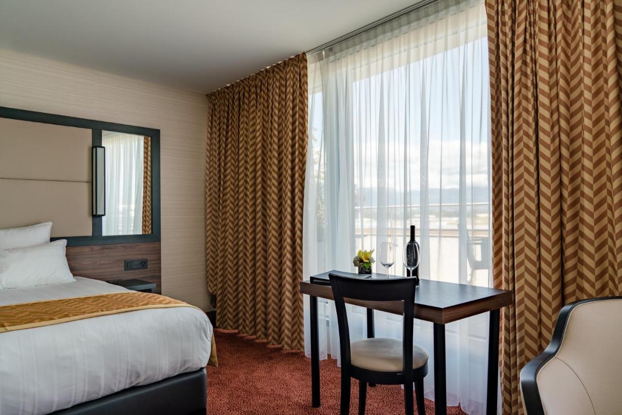 แนช สวีท โฮเต็ล Hotel Le Grand Saconnex ภายนอก รูปภาพ